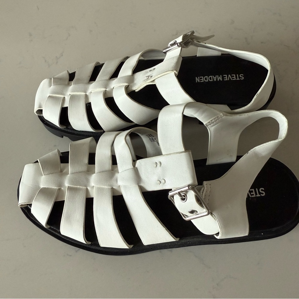 New Steve Madden Girl’s white fisherman Sandals Size: 2